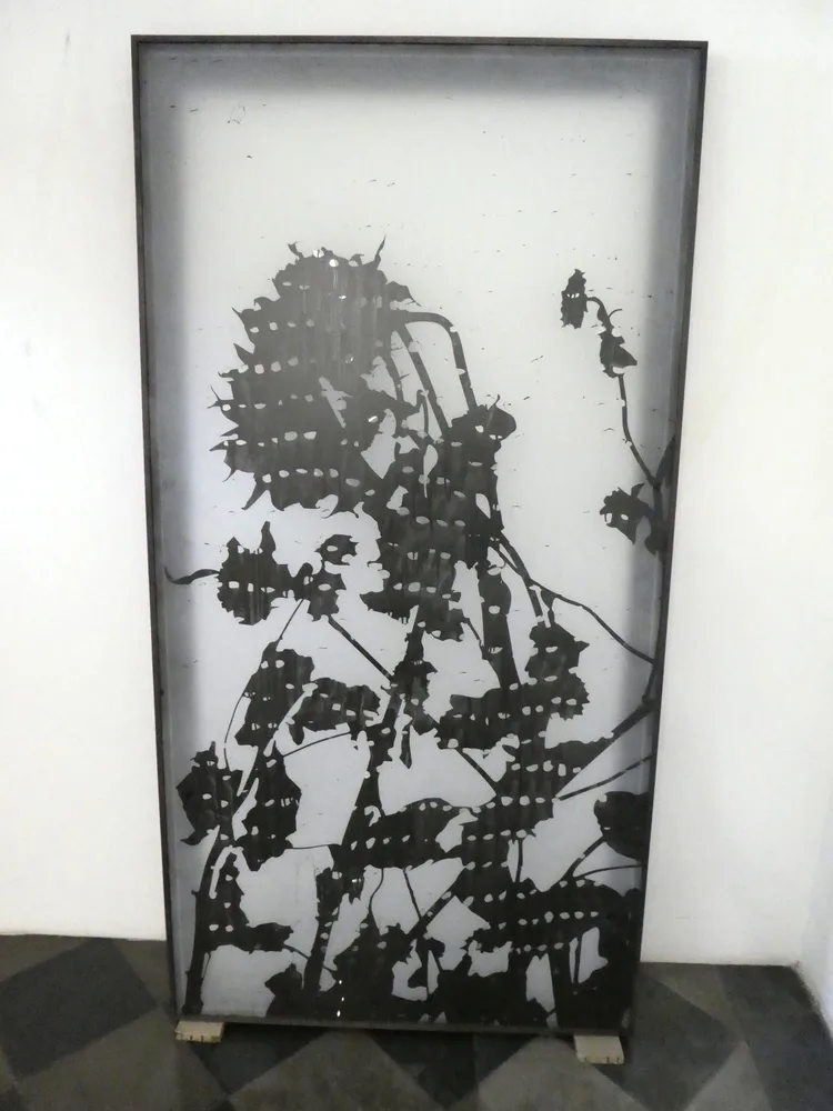 © Wenzel Mraček Wilhelm Scheruebl, Schatten, 2013/2023, Schwarzlotmalerei auf Glas, sandgestrahlt