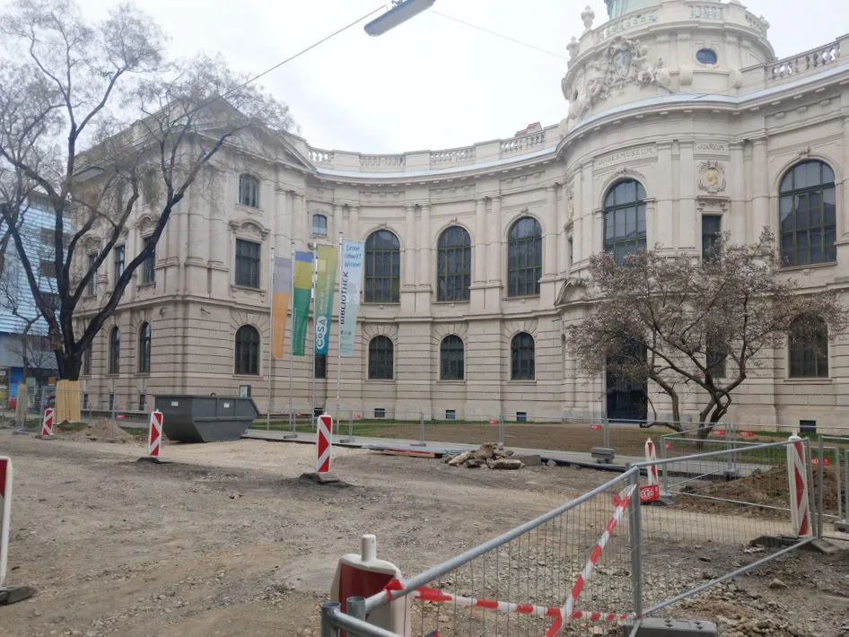 bild_6_ohne_autolarm_ware_die_grunflache_vor_dem_landesmuseum_joanneum_eine_erholungsflache.jpg