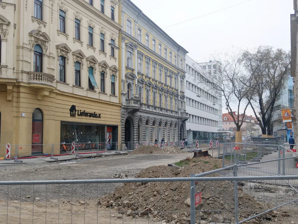 bild_3_fassaden_mit_geschaftszonen_auf_der_westseite.jpg