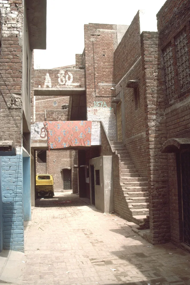02_153886_sv-c-kazi-khaleed-ashraf-1987.jpg