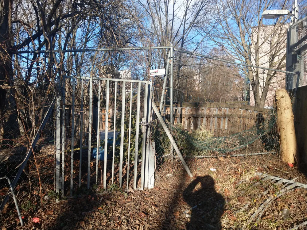 bild_9_verschlossenes_tor_zum_oeverseepark.jpg