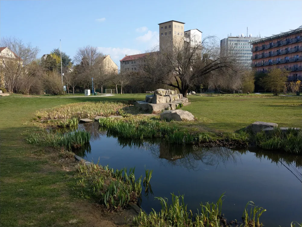 bild_4_oeverseepark_kunstliche_wasserflachen_symbolisieren_den_fruheren_naturnahen_verlauf_des_muhlgangs.jpg