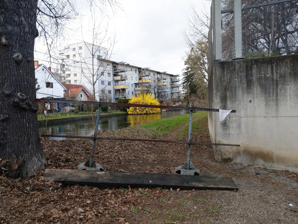 bild_1_versperrter_von_kostenbaumgasse_kommend_rechts_polizeigunrdstuck.jpg