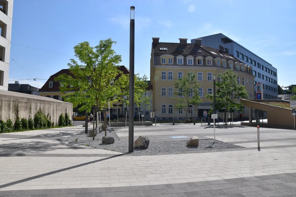 © Elisabeth Kabelis-Lechner 4_lend_zuviel_beton_am_margarette-hoffer-platz.jpg