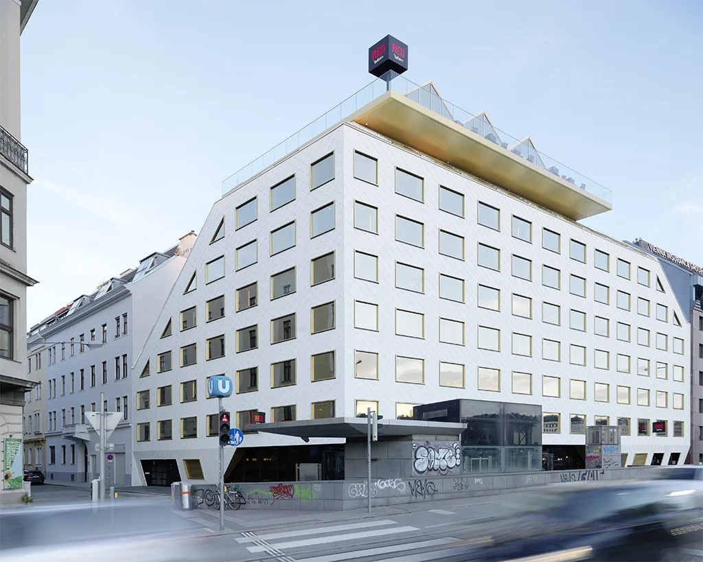© paul ott photografiert Straßenansicht des Radisson Red Hotel Vienna The Rock