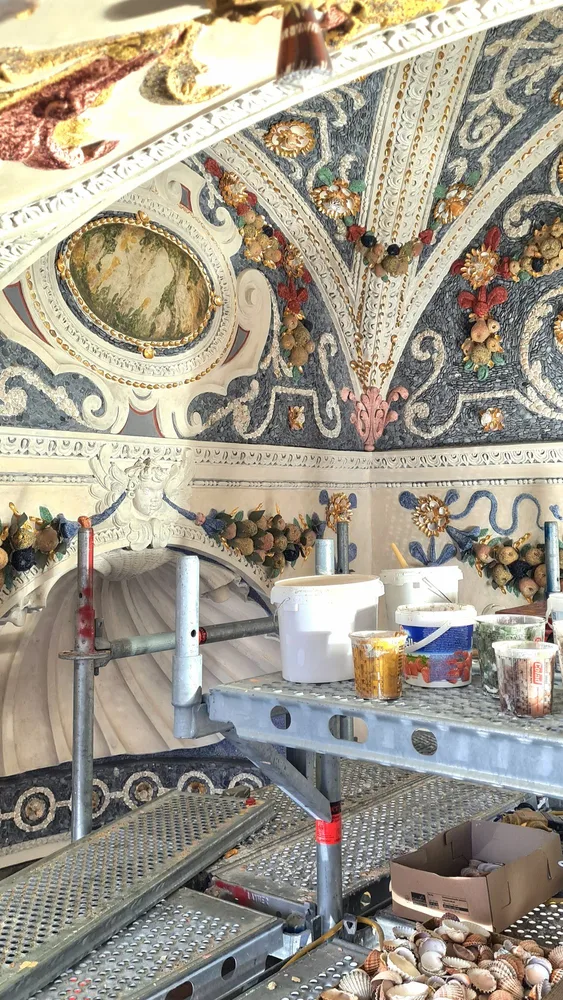 Fresken im Gewölbe der Grotten Salzburg