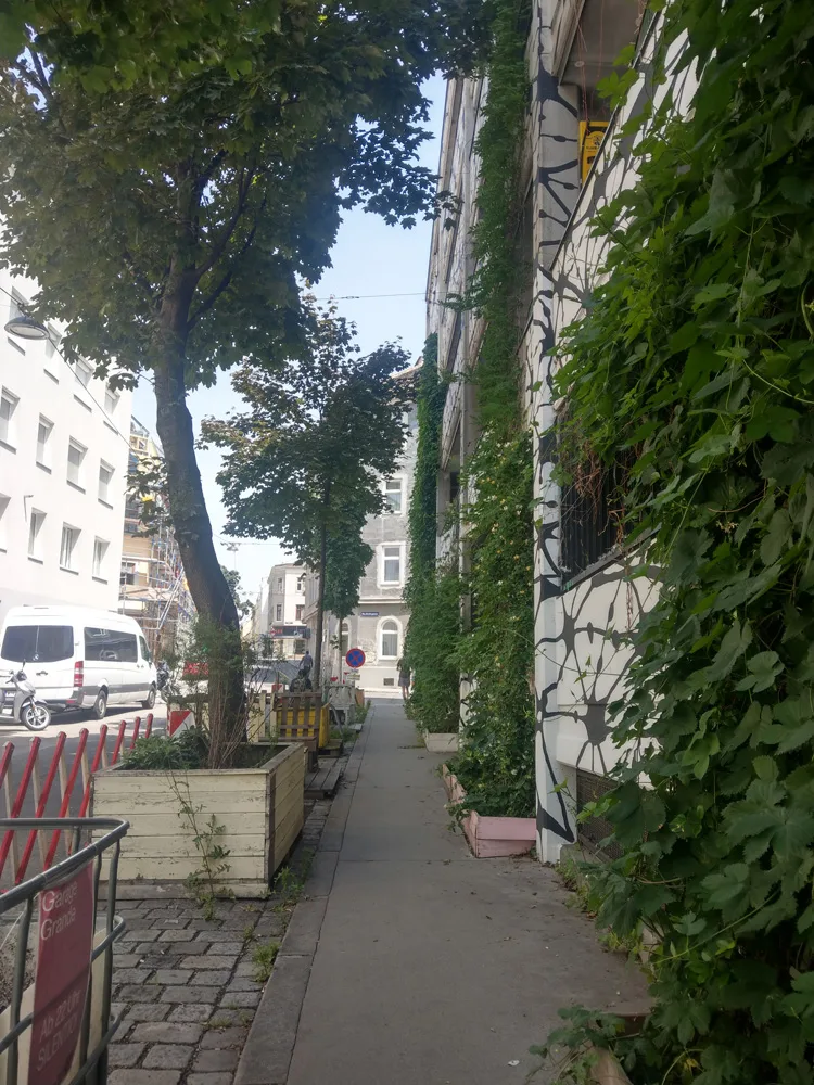 Garage Grande - Begrünte Fassade in der Deinhardsteingasse