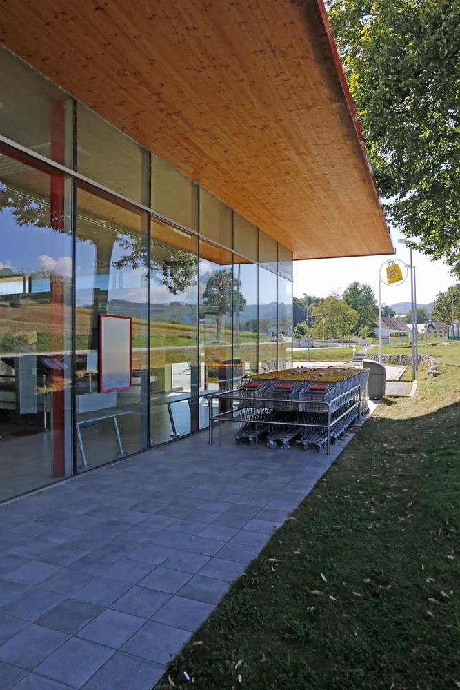 Die komplett in Glas aufgelöste Nordwestfassade des BILLA Marktes Forchtenstein. Das Warten an der Kassa wurde zum landschaftlichen Erlebnis. ©: Johann Gallis