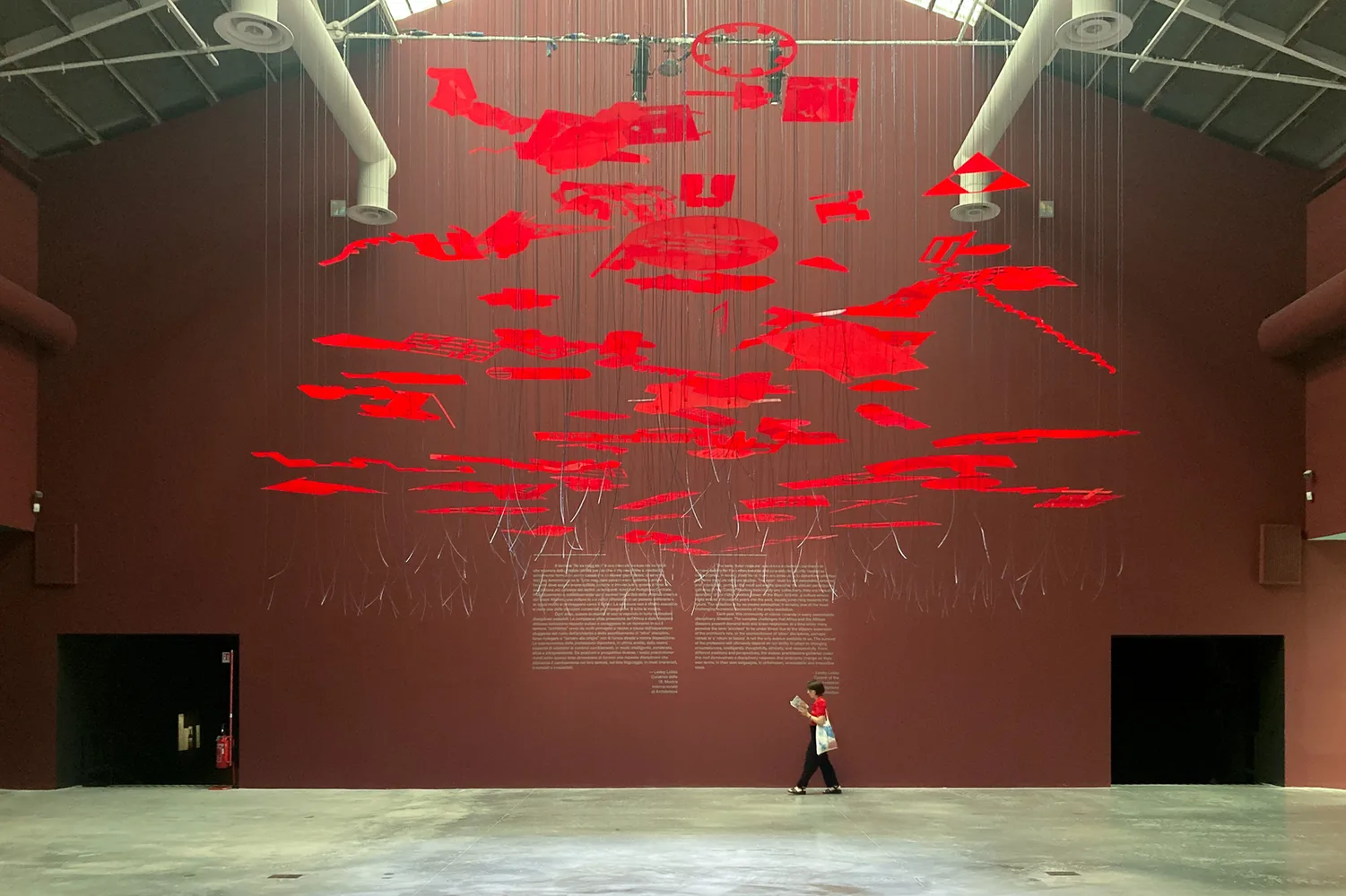 Rotes Projektmobile im Foyer der Architekturbiennale 2023