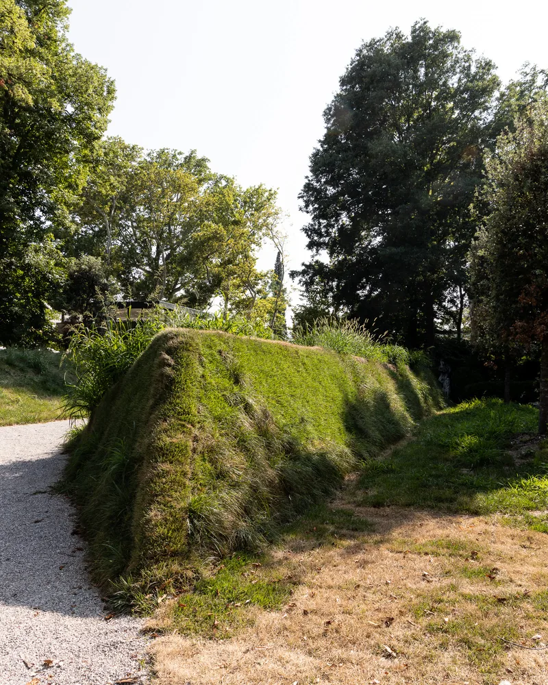 Nachempfundene Verteidigungswälle auf der Architekturbiennale 2023
