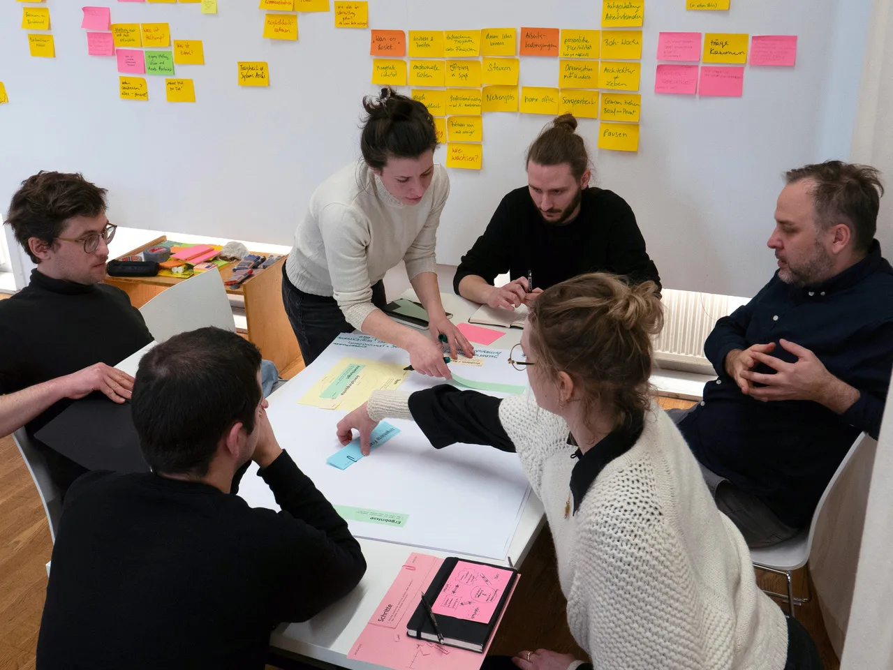 © zkmb Menschengruppe am Tisch mit Post-Its, Kollektives Arbeiten zkmb Workshop im afo Linz 2023
