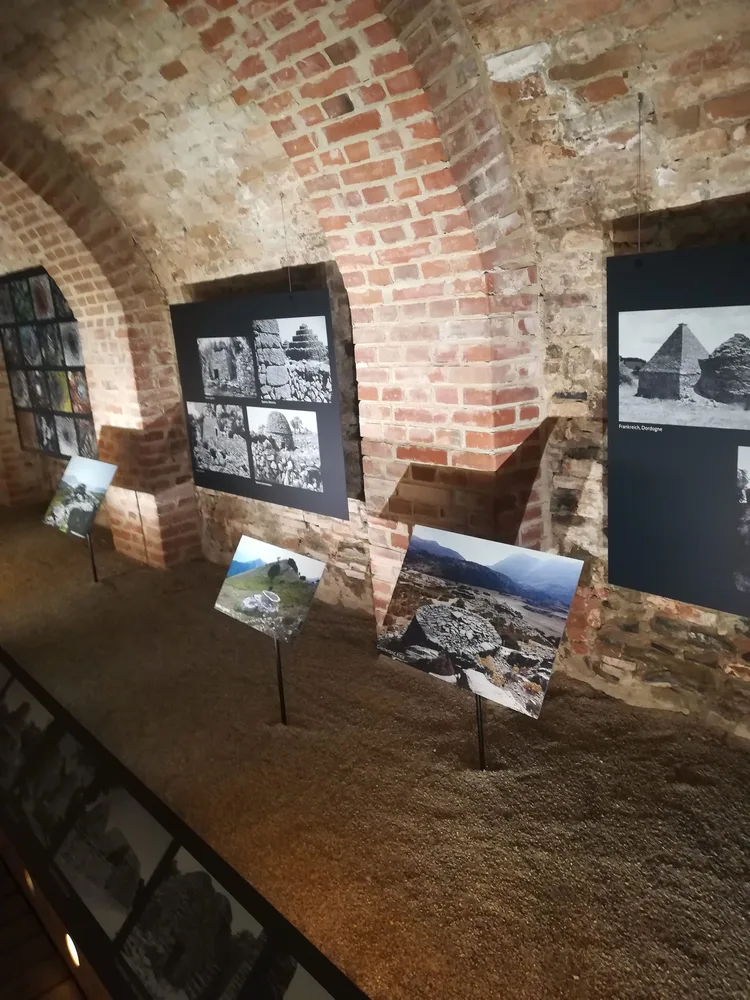 historisches Gewölbe mit Ausstellungsfotografien