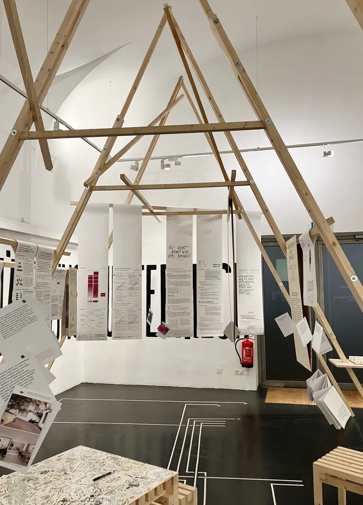 Ausstellungsinstallation mit Infozetteln