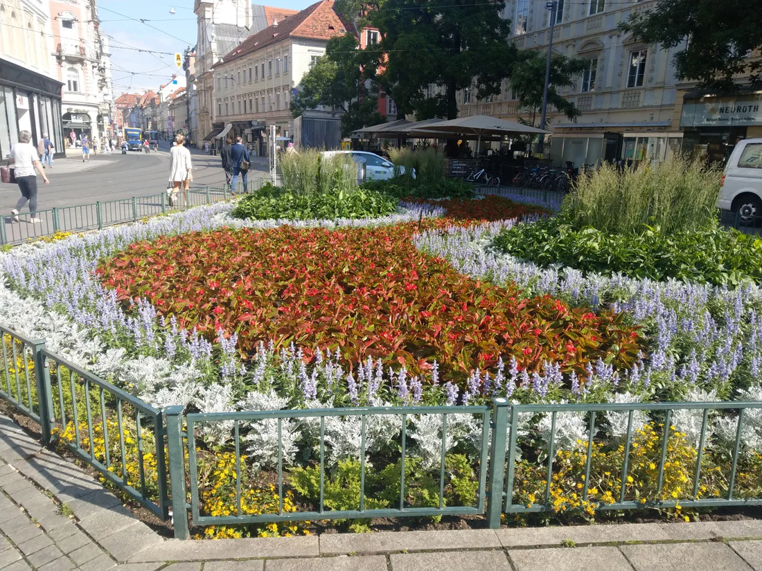Blumenbeet am Eisernen Tor im Sommer