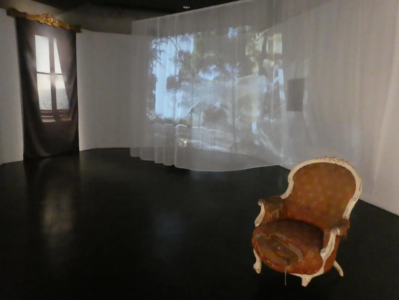 Anaïs Horn, „Longing Ghosts in Deep Blue Paranoia“, 2021-2022 (Foto: Mraček)