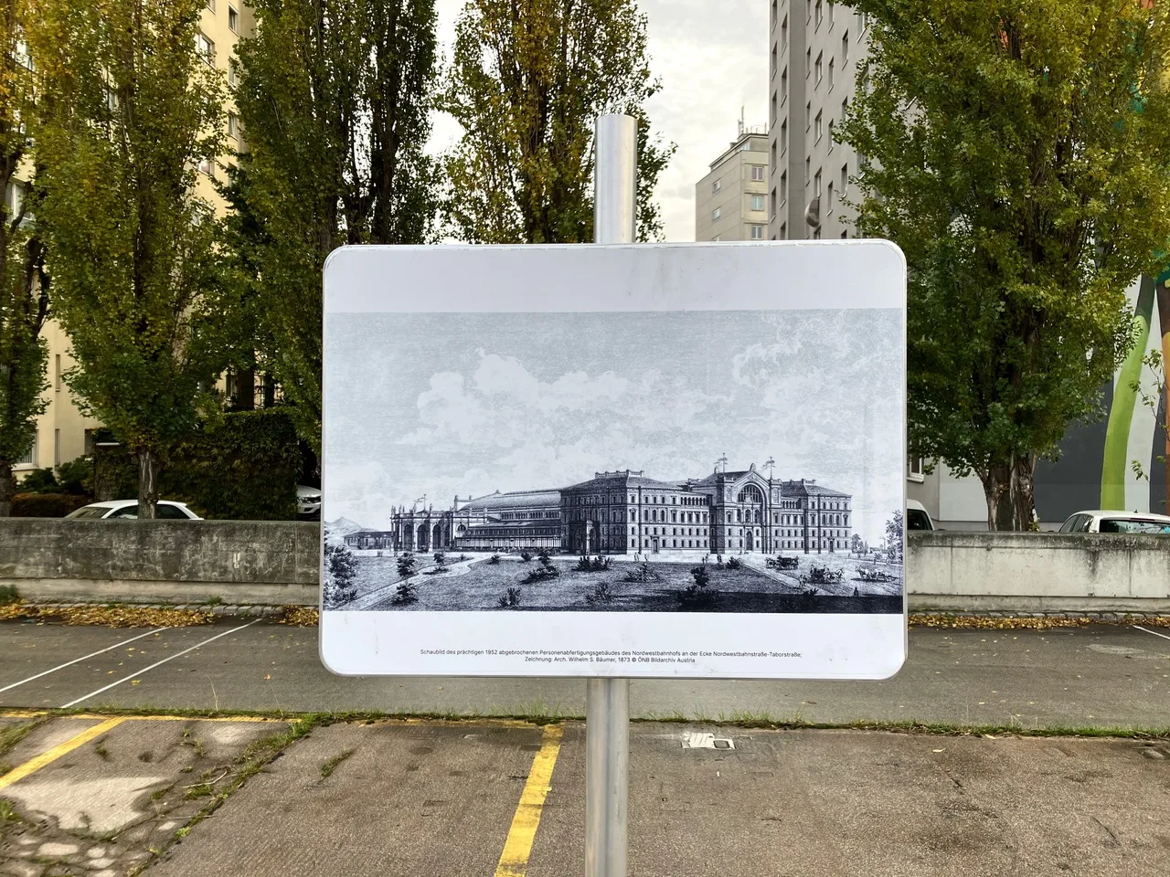 © Isabella Marboe Ausstellungstafel mit der Ansicht des historischen Nordwestbahngebäude