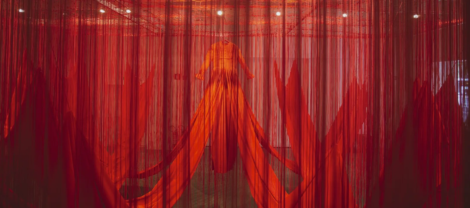 Chiharu Shiota, Internal Line, 2019, © Ding Musa, ProLitteris, Zürich, 2023 and the artist, courtesy Kulturhauptstadt Europas Bad Ischl Salzkammergut 2024