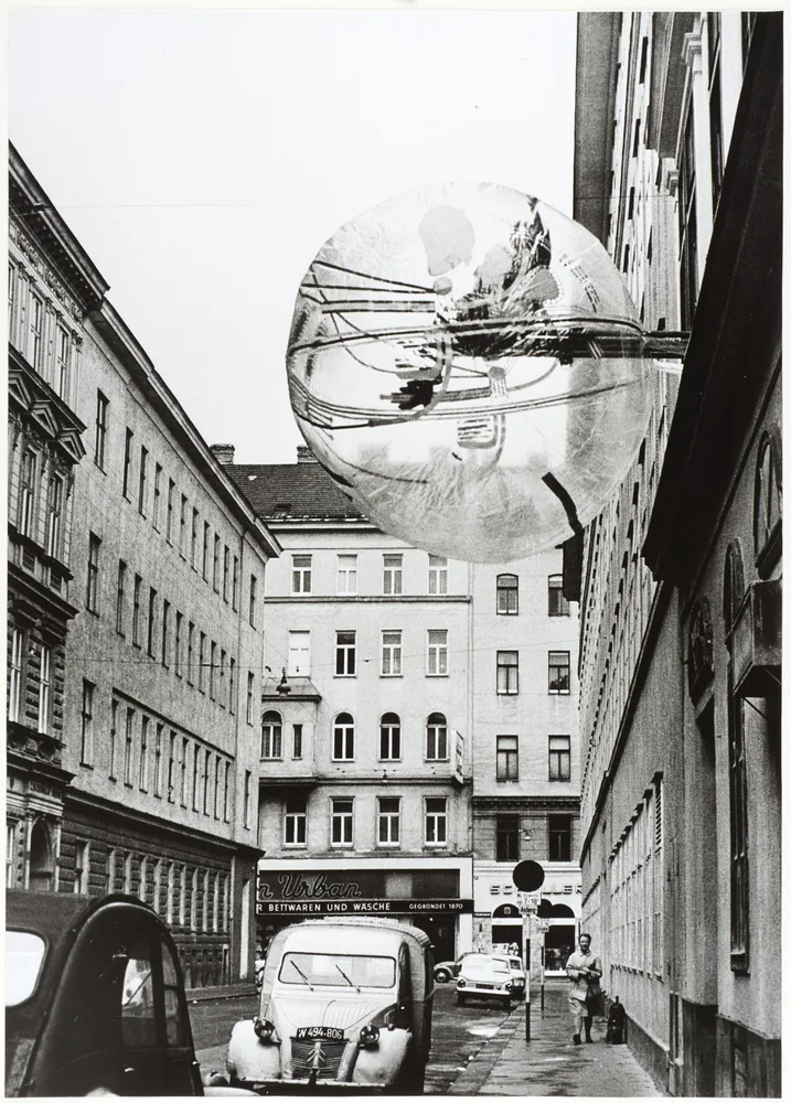 Ballon für 2, skulpturale Installation eines aufblasbaren Raumelements an einer Häuserfassade in Wien