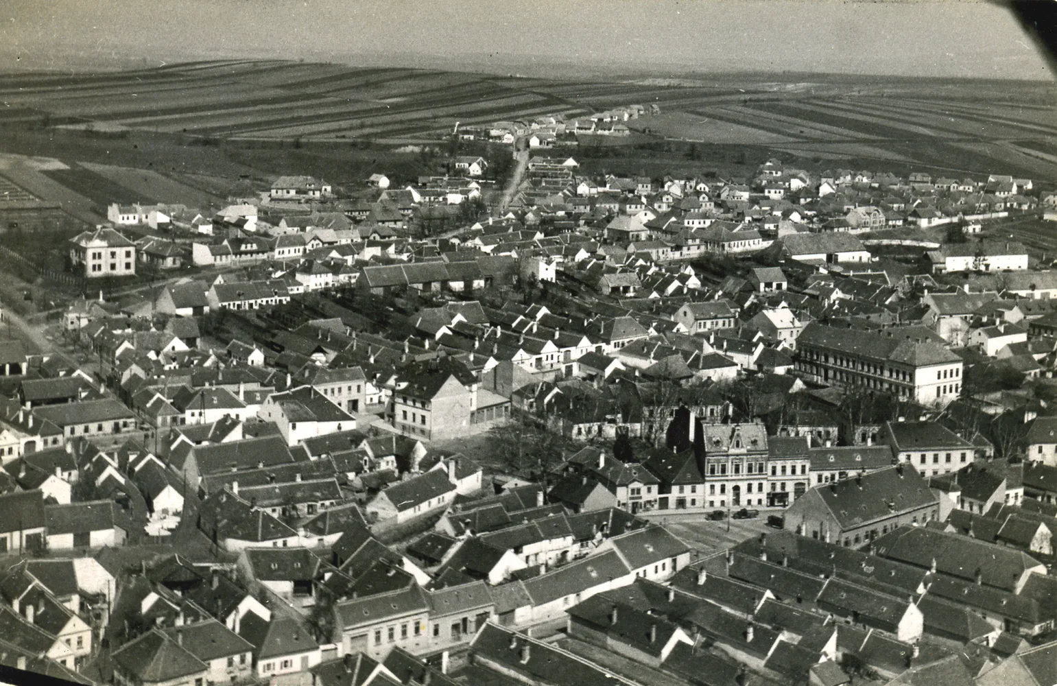 © Johann Gallis Abb. 01_ Historisches Ansichtskarte, das Mattersburger Stadtzentrums mit der Michael Koch Straße im Norden, ca. 1935_Archiv Johann Gallis