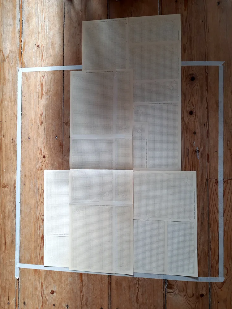 Markierungen und Papier auf Holzboden, 2020