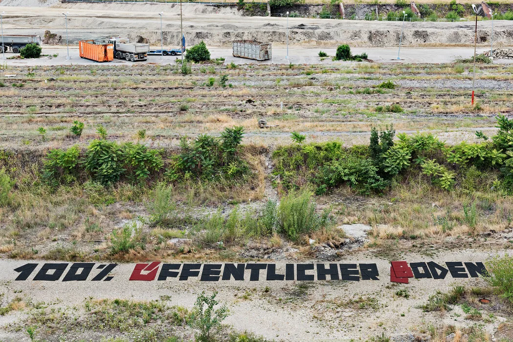 100% Öffentlicher (Bebaubarer) Boden (ÖBB). Installation von Gabu Heindl, Can Gülcü, Foto: Michael Krebs, 2017