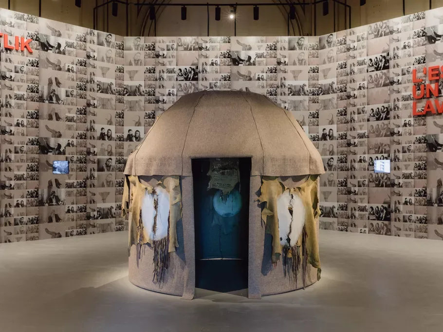 Nil Yalter Topak Ev, 1973, Metallstruktur, Filz, Exile is a hard job, 1983-2024,courtesy La Biennale di Venezia