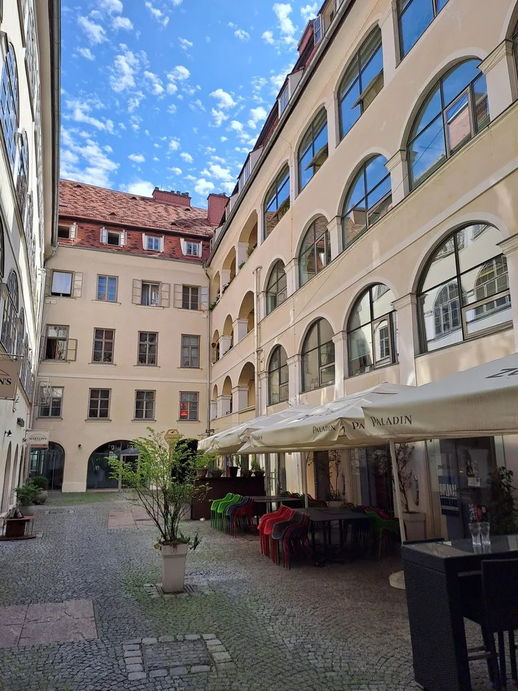 © Peter Laukhardt Bild 3 Herrengasse 3, Hofarkaden gegen Osten