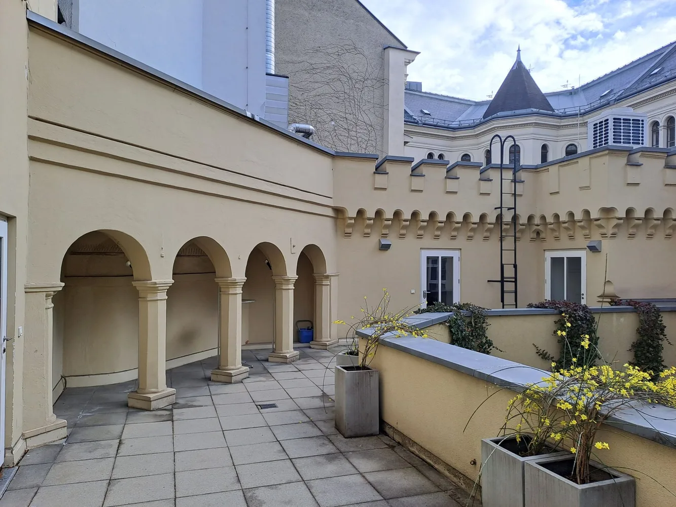 © Peter Laukhardt Bild 13 Herrengasse 4, Terrasse mit Arkade und Zinnen