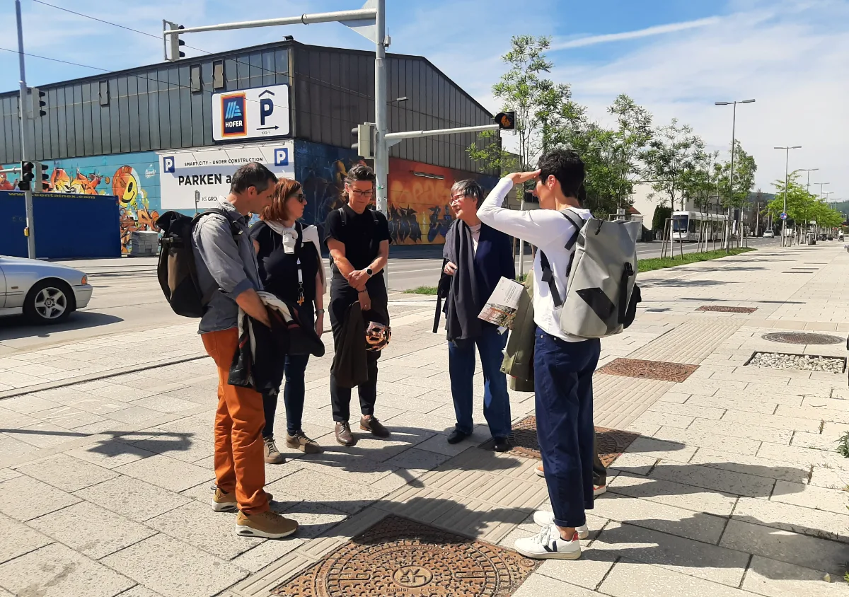 © Redaktion GAT Stadtplanerin und Biotope City Pionierin im Gespräch mit Architekt*innen, Landschaftsplaner*innen und Politiker*innen im neuen Grazer Stadtteil Reininghaus, April 2024.