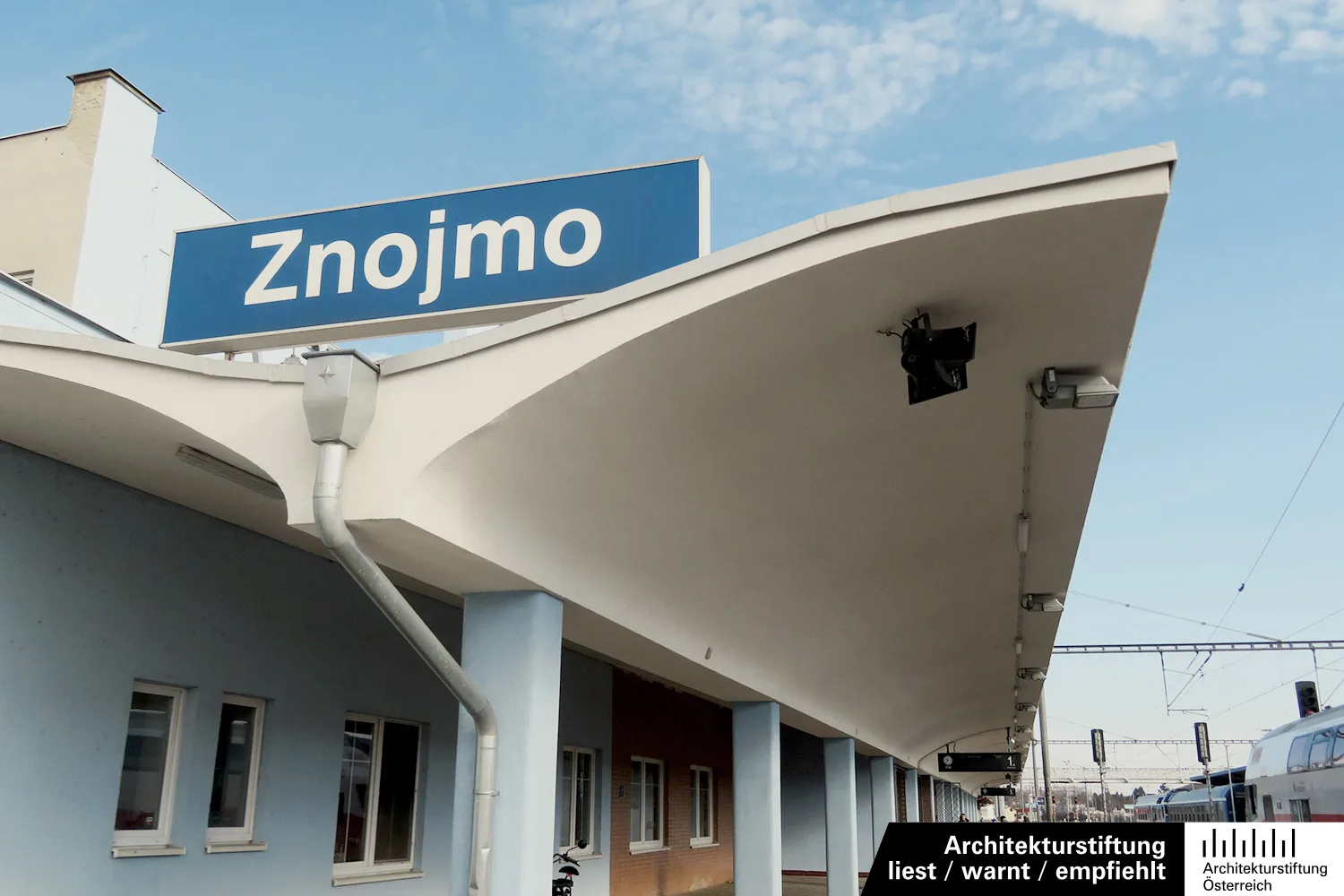 Gechwungenes Dach des Bahnhofs in Znojmo, ORTE-Tagesexkursion