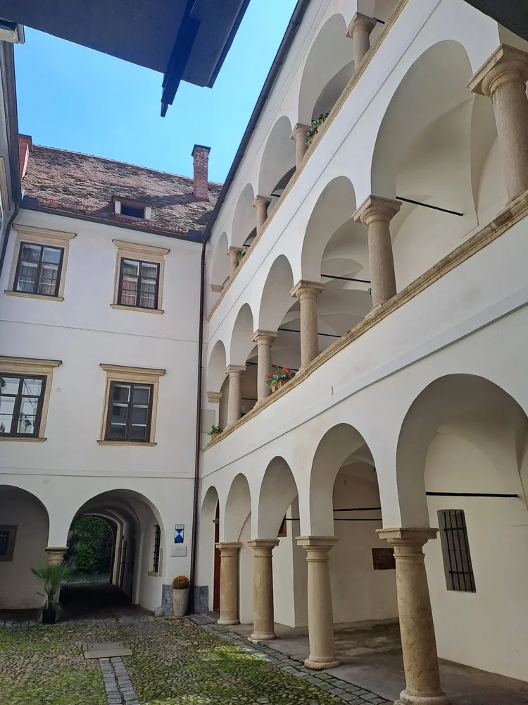 Bild 8 Bürgergasse 3. Arkaden im 1. Hof