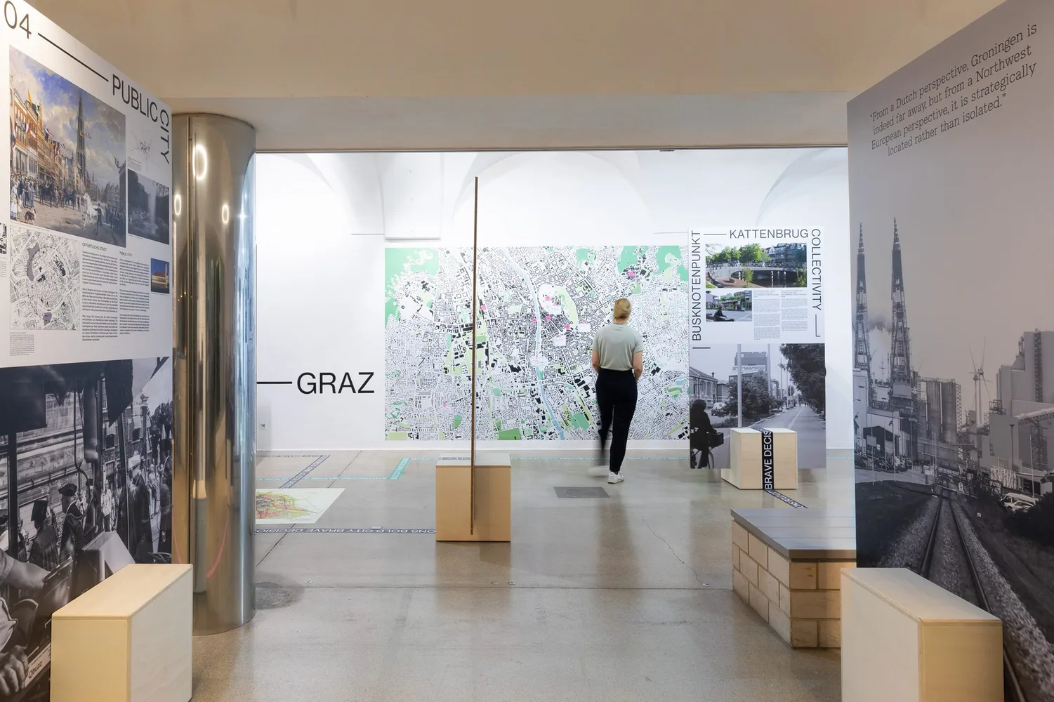 Person in Ausstellung, "Mutige Stadt, mutige Entscheidungen,HDA, Graz, 2024