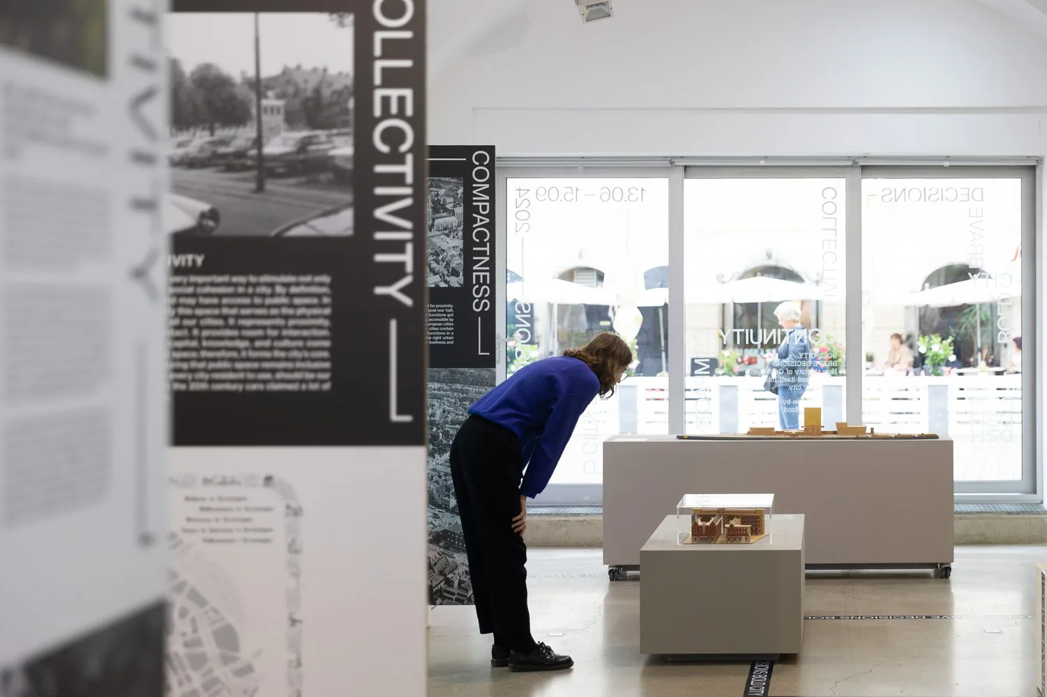 Person in Ausstellung, Mutige Stadt mutige Entscheidungen © The Schubidu Quartet_02