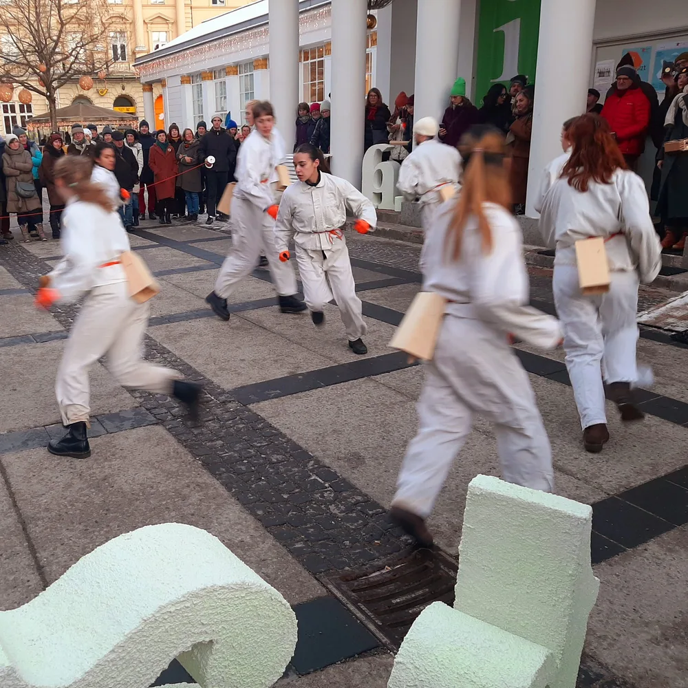 Menschen in Bewegung vor Säulenportal, erstes Einläuten der interventa auf der Eröffnung des Kulturhauptstadtjahrs 2024, Bad Ischl, © c. gerhaeusser