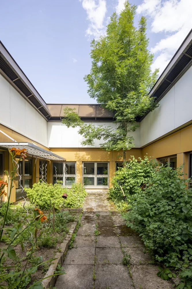 Bewachsener Hof des Bundesgymnasium Völkermarkt vor dem Abriss, Architektur Ottokahr Uhl, 2024, @Gerhard Maurer