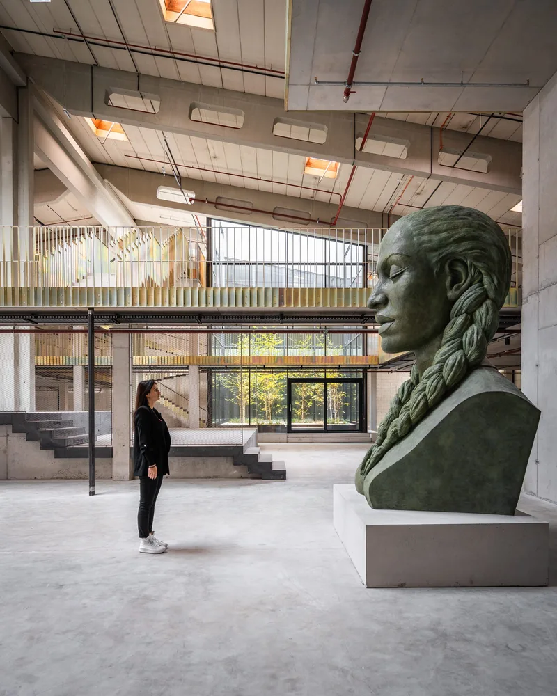 Innenraum mit Skulptur und Besucherin, HZ16 smartvoll Architekten, © Dimitar Gamizov