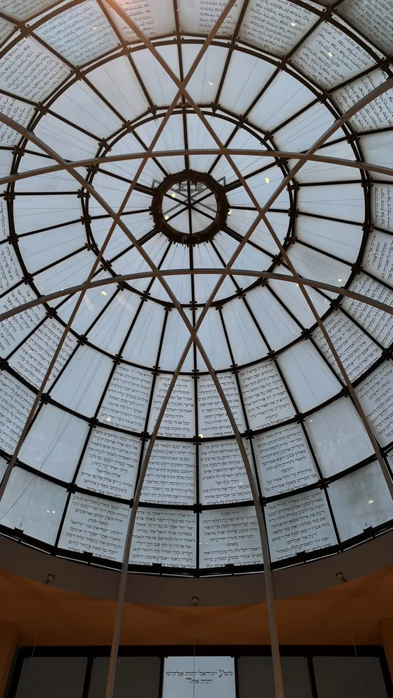 Glaskuppel mit Milchglas und filigraner Stahlkonstruktion, Grazer Synagoge