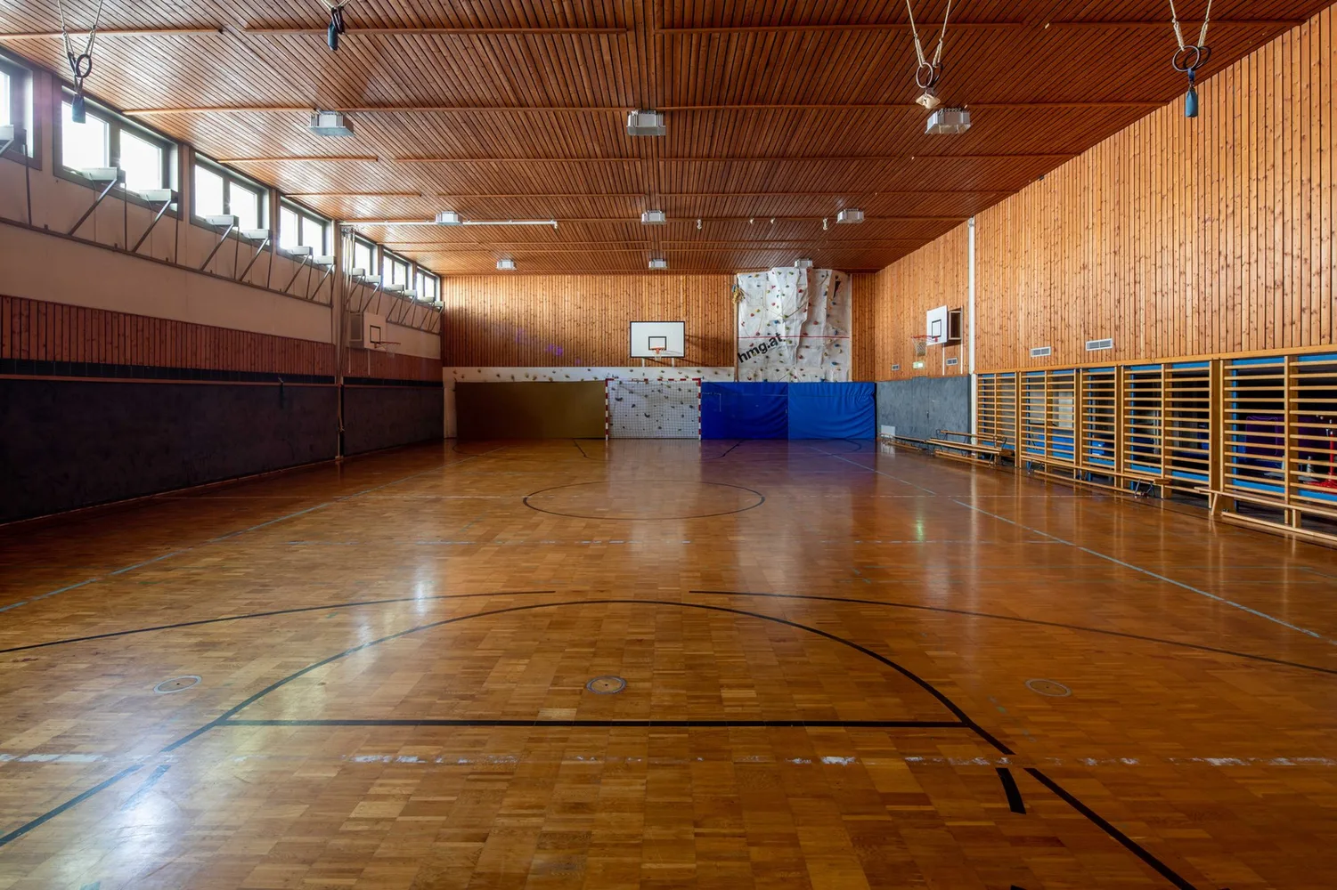 BG-Völkermarkt, Blick in die holzvertäfelte Turnhall, 2022, Foto Gerhard Maurer