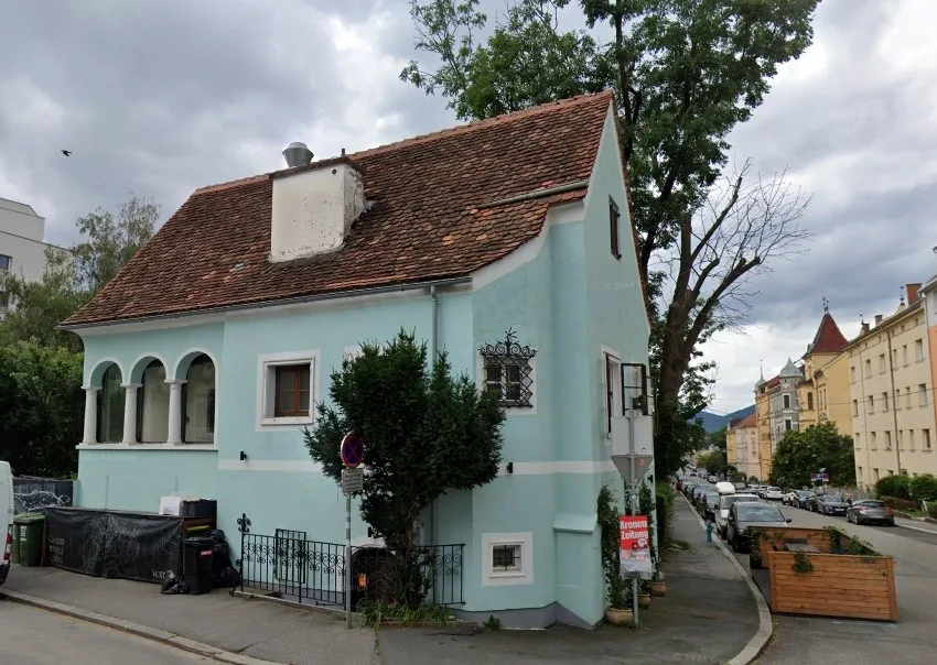 Straßenecke mit türkisem Altbau