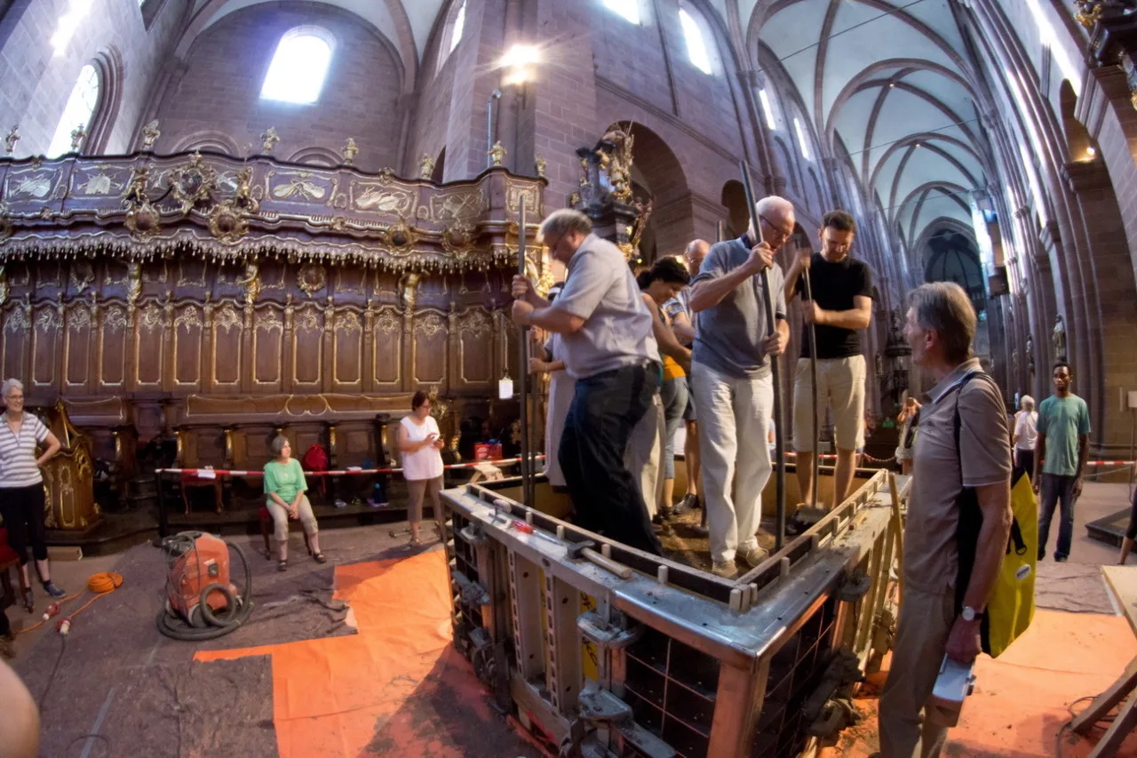 Menschen in Kirche