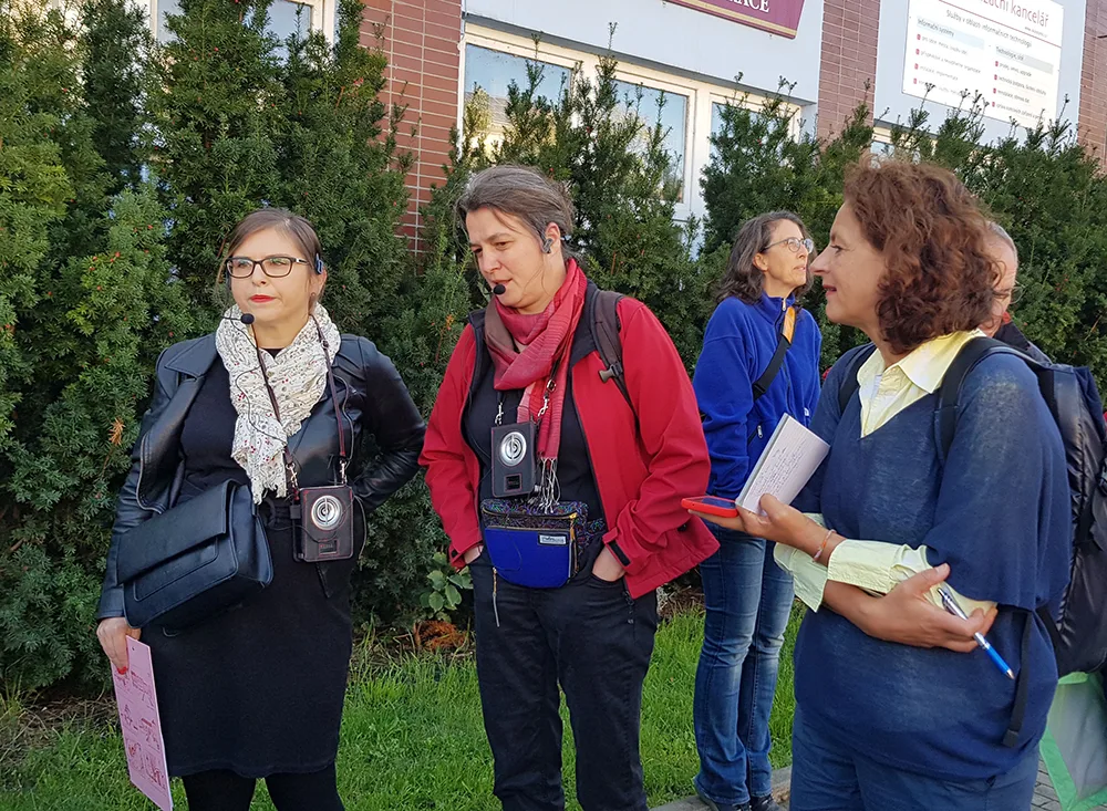 Frauen vor Gebäude