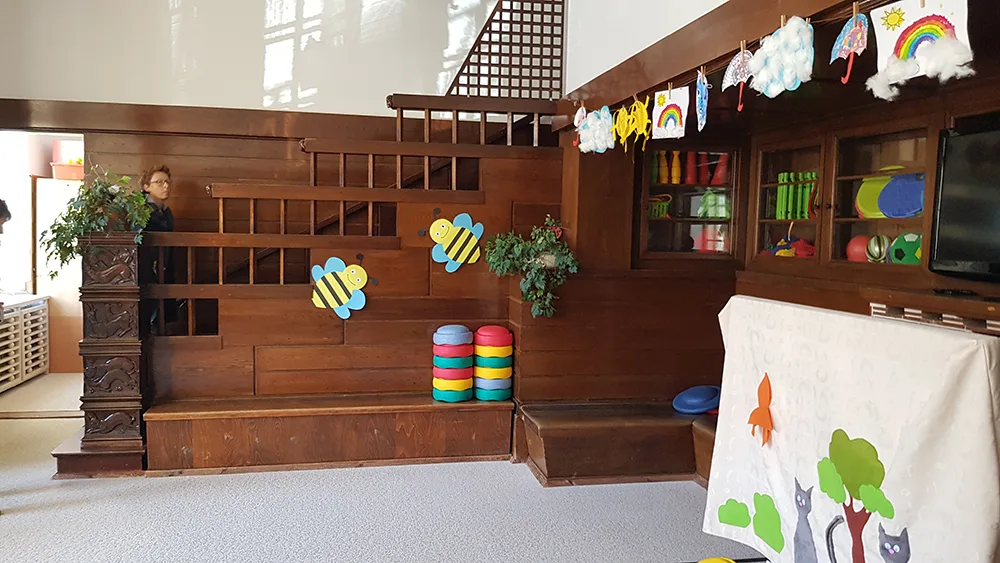 Holztreppe im Wohnbereich eines Hauses