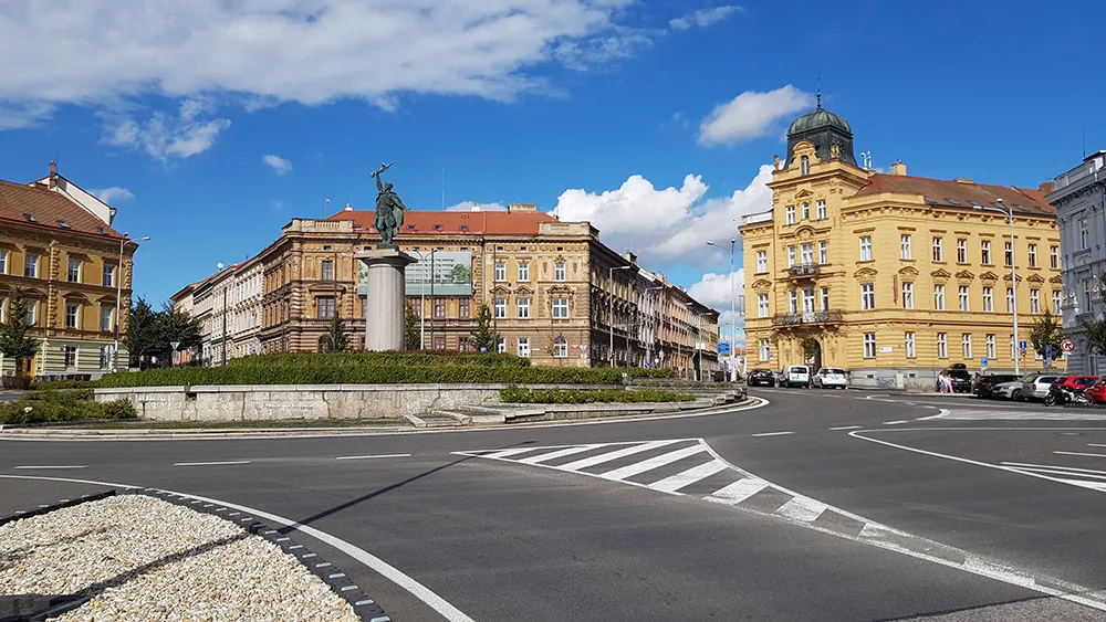 Stadtplatz mit Denkmal