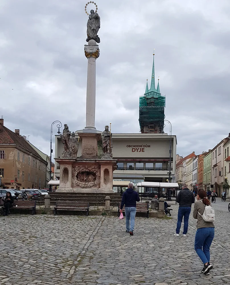 Vorplatz mit Säule und Gebäuden