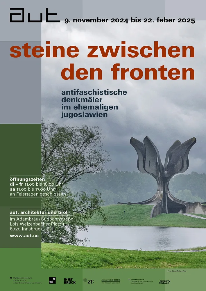Plakat mit Abbildung eines antifaschistischen Denkmals aus Beton, in Landschaft eingebettet. Informationen zu Austellungsterminen.