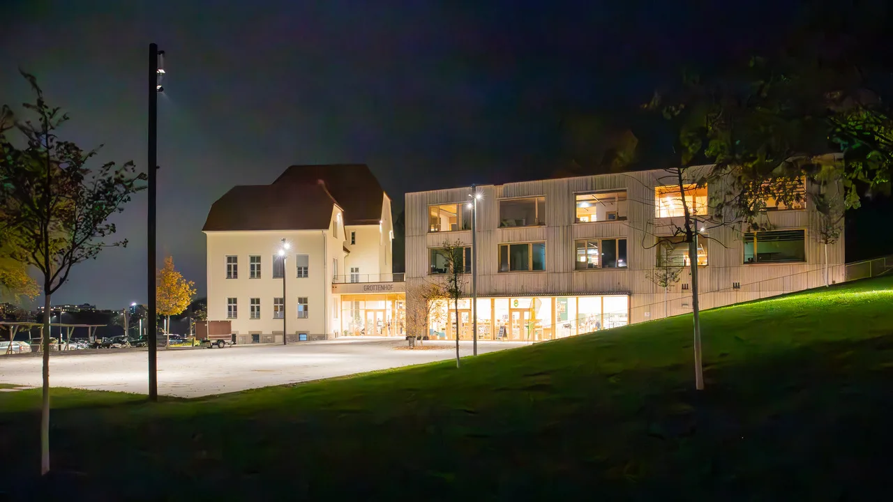 Gebäude bei Nacht