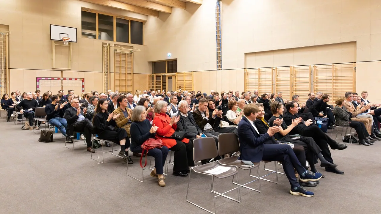 Menschen in Turnsaal