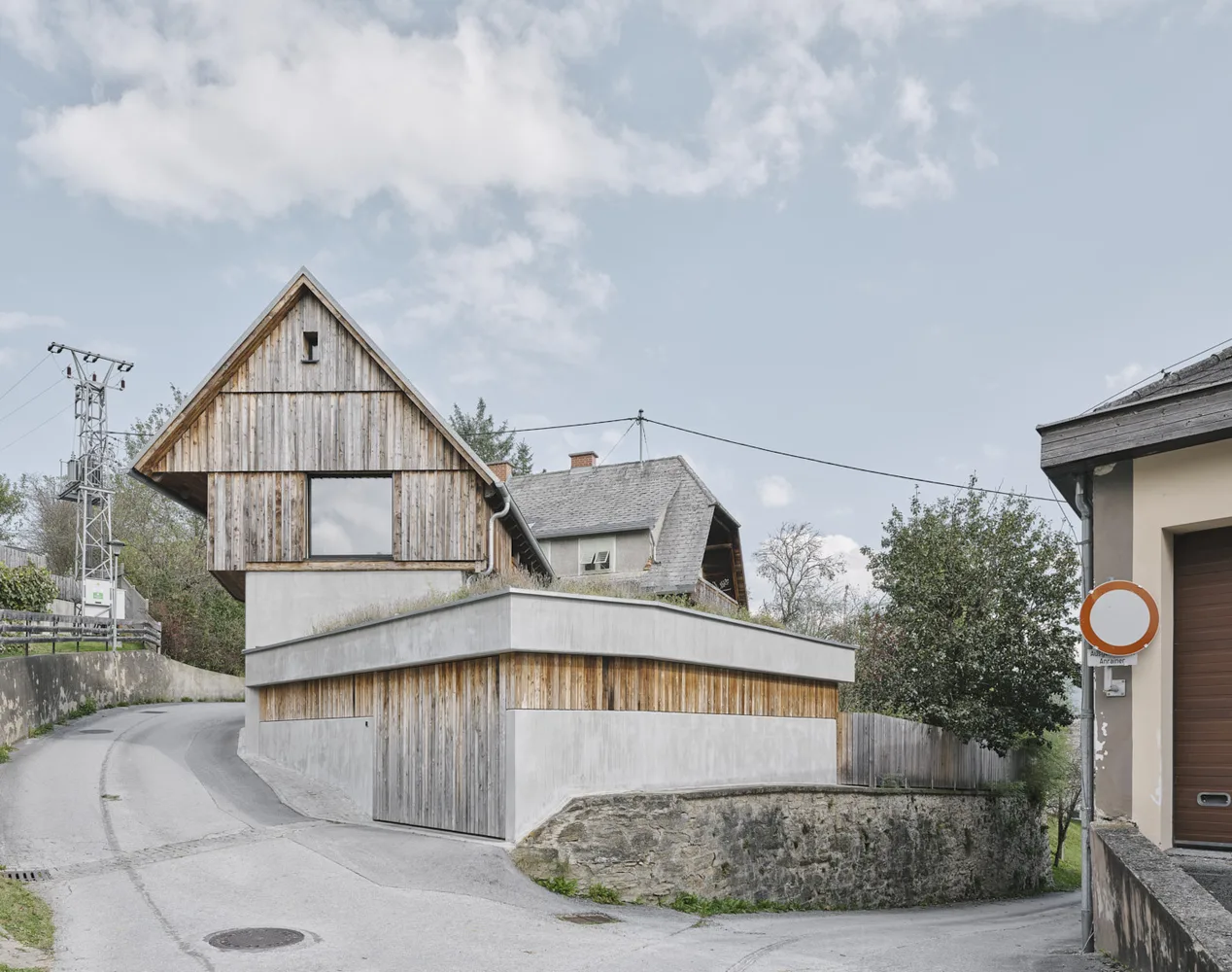 spitzkantiges Holzhaus