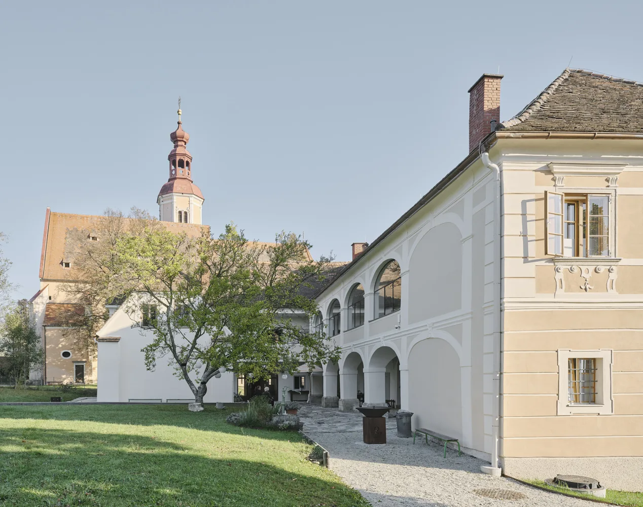 Pfarrgebäude mit Hof