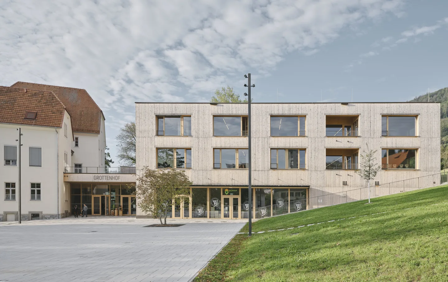 modernes Gebäude mit Holzfassade